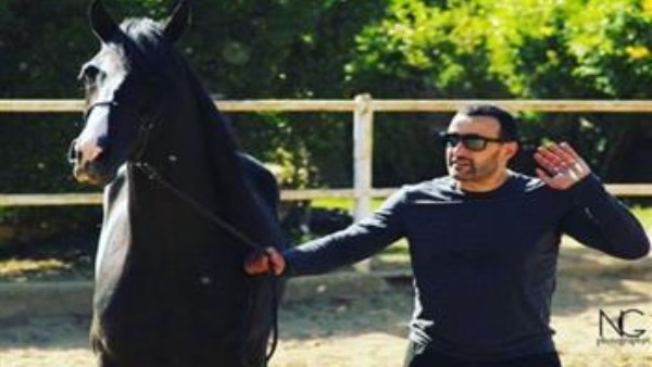في بلاغ رسمي .. تفاصيل حادث سرقة جواز سفر خيول الفنان احمد السقا من المدربة الألمانية